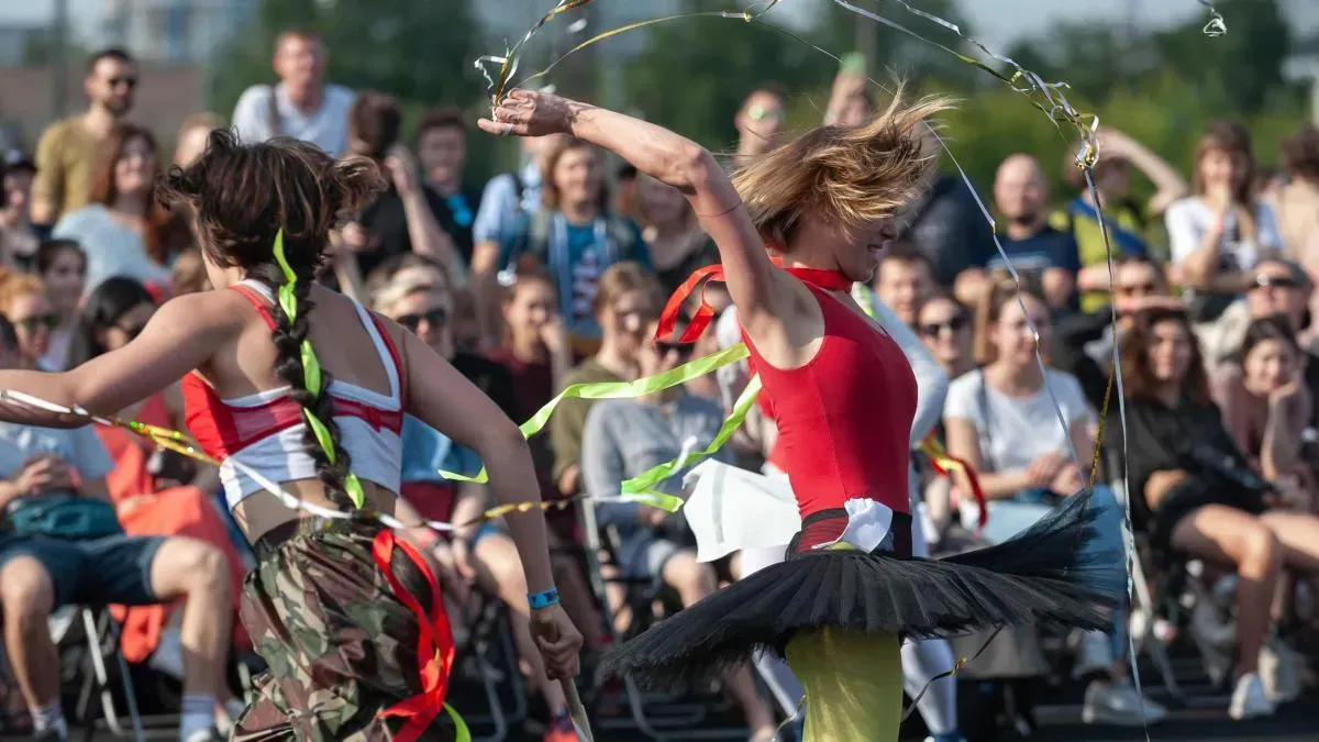 Афиша трансляции Репортаж с фестиваля "Форма" и перформанс Максима Диденко