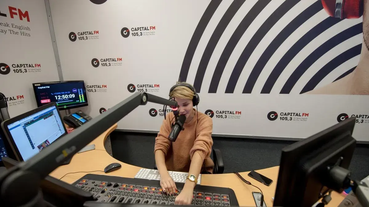 Афиша трансляции Команда Capital FM рассказывает о работе диджея