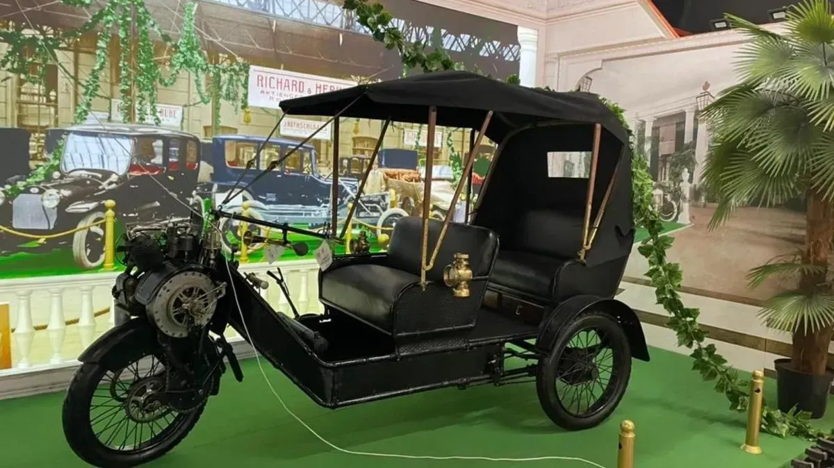 Афиша трансляции Экскурсия по выставке "Первые моторы России"