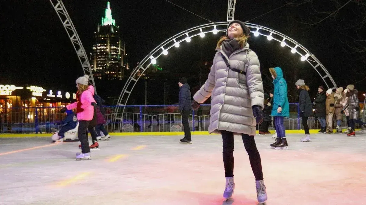 Афиша трансляции "Ночь на катке" в саду "Эрмитаж"