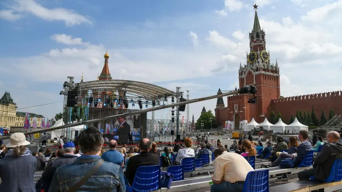 Афиша трансляции Как известные актеры и музыканты читают стихи Евтушенко