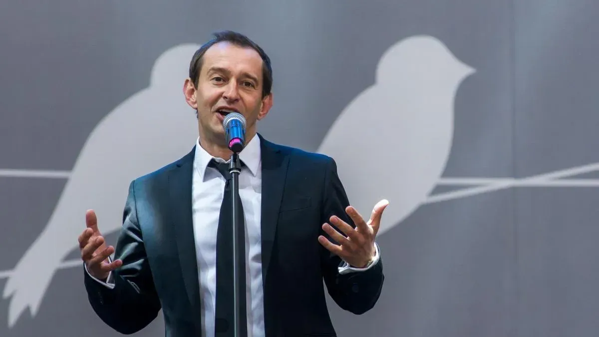 Афиша трансляции Константин Хабенский и молодые артисты исполняют Высоцкого