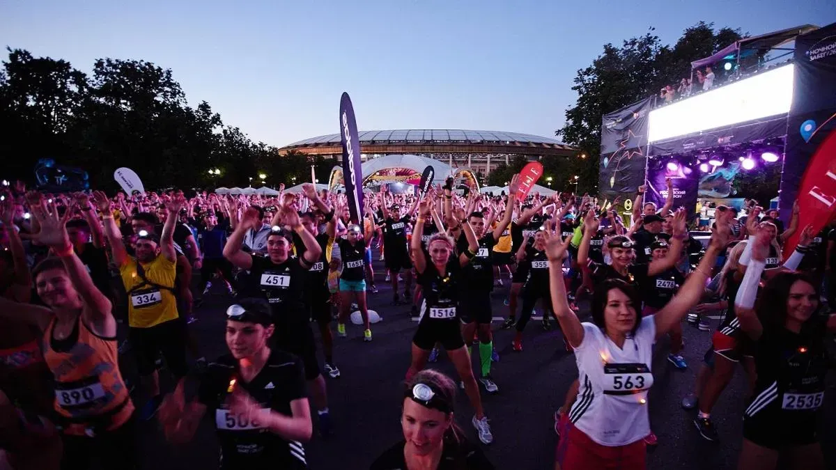 Афиша трансляции "Ночной забег" в "Лужниках"