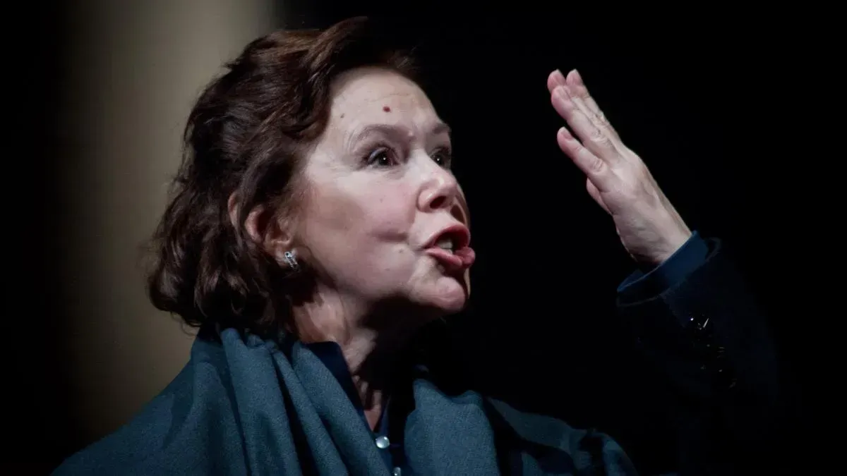 Афиша трансляции Актриса Евгения Симонова читает Ахматову и Гумилева