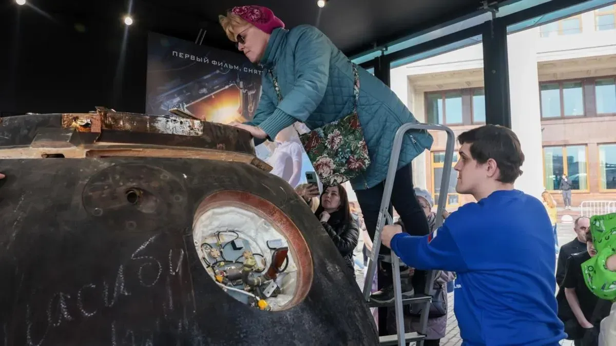 Афиша трансляции Космический аппарат из фильма с Юлией Пересильд