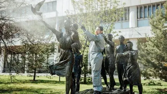 Афиша трансляции Моем вождей и проливаем свет на историю в парке "Музеон"