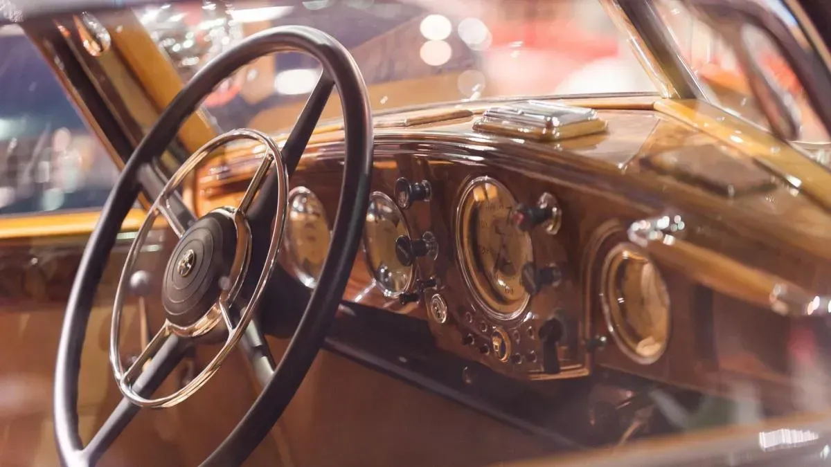 Афиша трансляции Парад ретроавтомобилей и автобусов