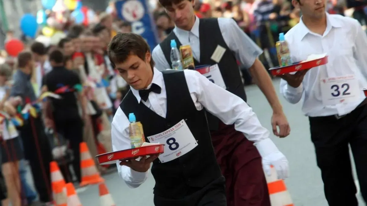 Афиша трансляции Забег 300 официантов с подносами в руках