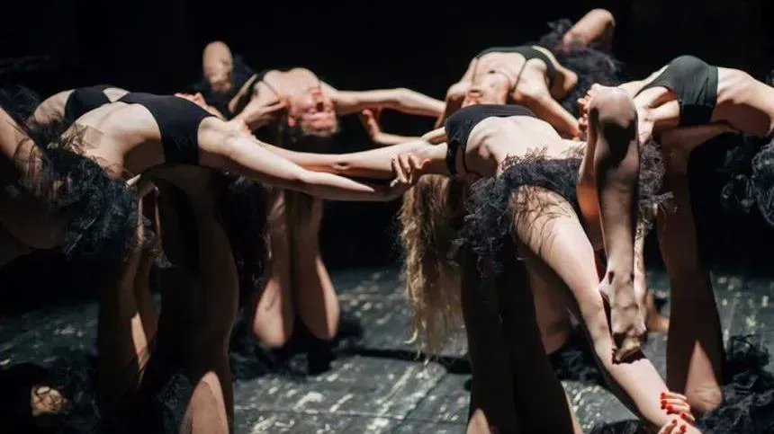 Афиша трансляции Акройога-перформанс о рыбалке