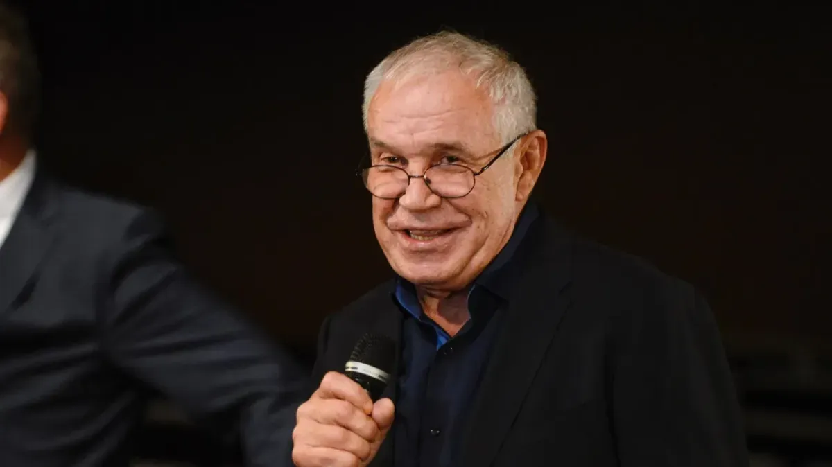 Афиша трансляции Сергей Гармаш прочитал текст "Тотального диктанта"