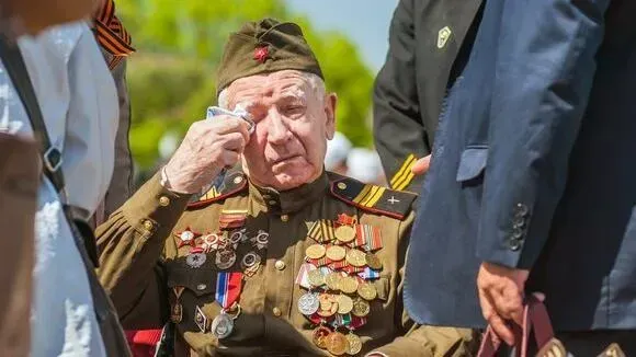 Афиша трансляции Артисты исполнили "День Победы" на балконе