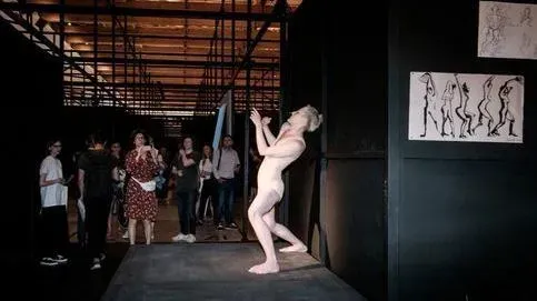 Афиша трансляции Экскурсия от Кати Бочавар по выставке "Здесь и сейчас!" 