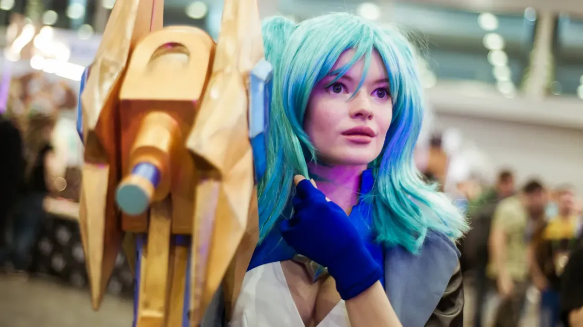 Афиша трансляции Сражение на лазерных мечах и дефиле косплееров