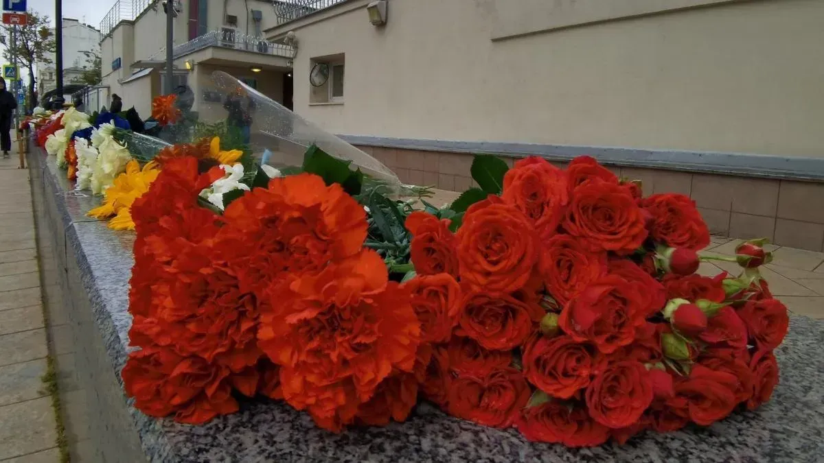 Афиша трансляции Москвичи несут цветы к посольству Израиля