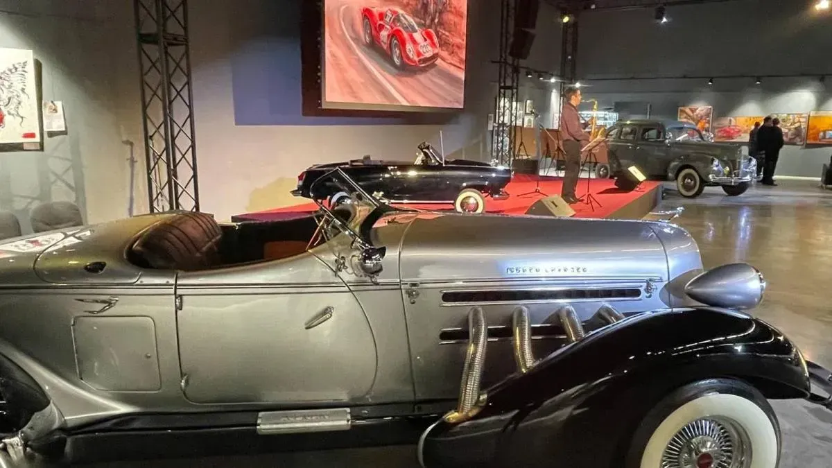 Афиша трансляции Экскурсия по выставке "Автомобиль и современное искусство"