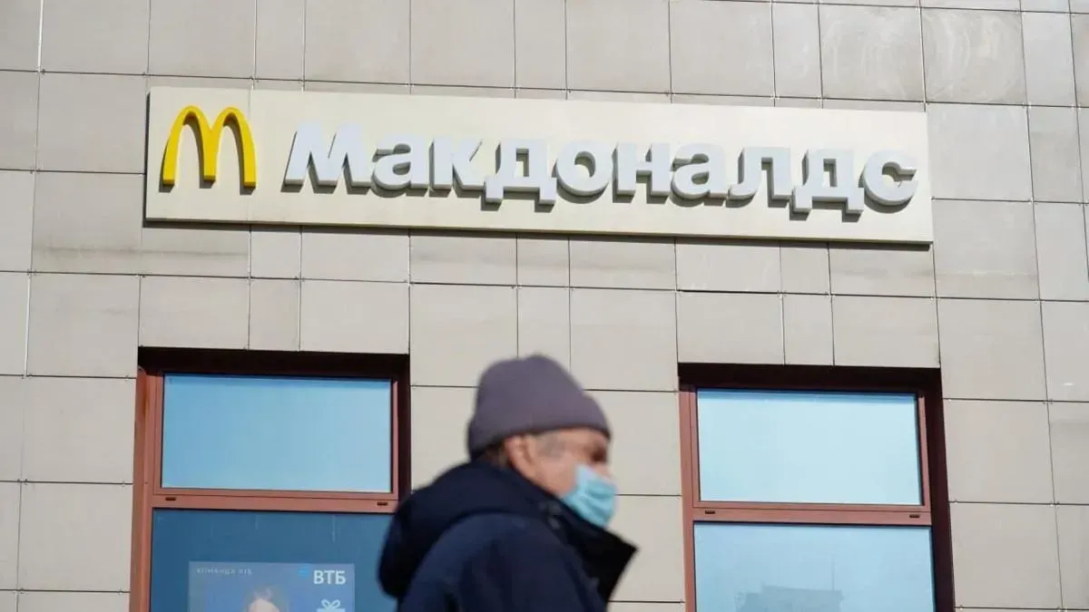 Афиша трансляции McDonald's перед временной приостановкой деятельности в РФ