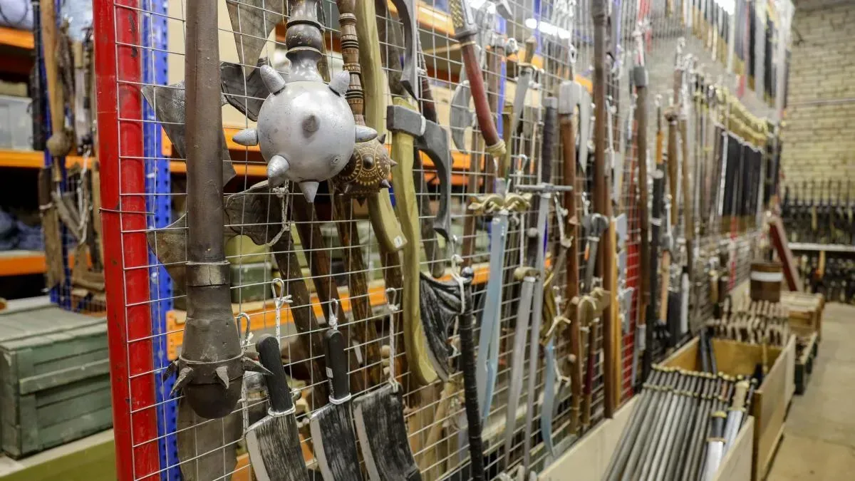 Афиша трансляции Экскурсия по киноскладу "Жар-птица"