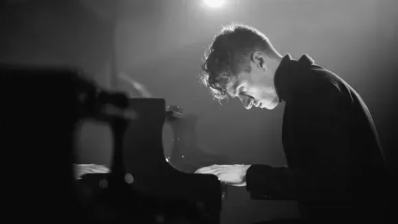 Афиша трансляции Закулисье с Москвой онлайн. Кирилл Рихтер и концерт на ВДНХ