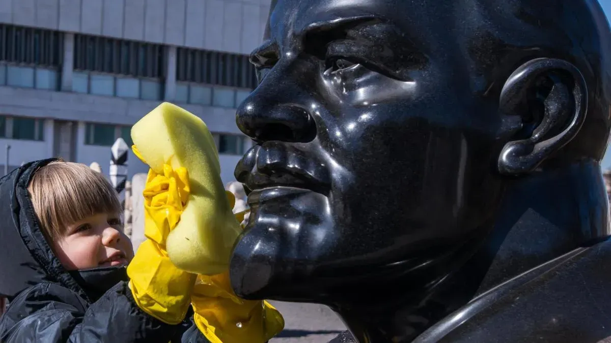 Афиша трансляции Москвичи моют головы политикам и классикам в парке "Музеон"