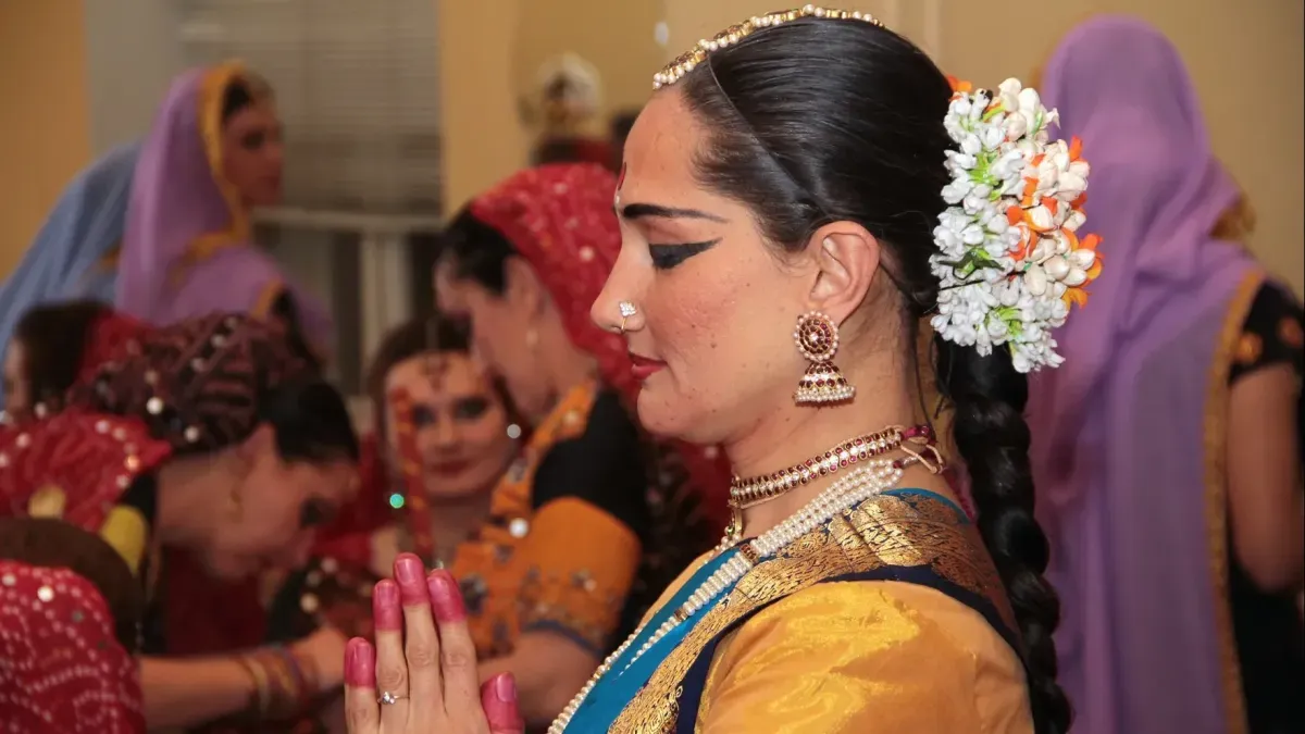 Афиша трансляции Рэпер ST и модель Ассоль поженились на индийским фестивале