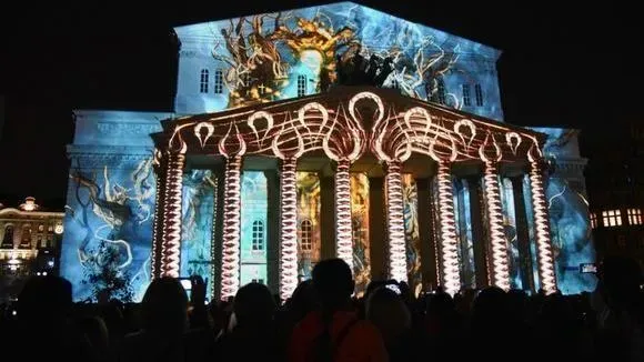 Афиша трансляции Видеопроекции фестиваля "Круг света" на Театральной площади