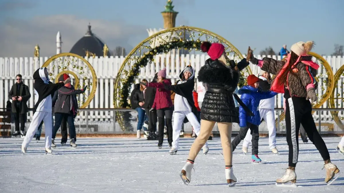 Афиша трансляции Массовый танец в стиле диско на катке ВДНХ