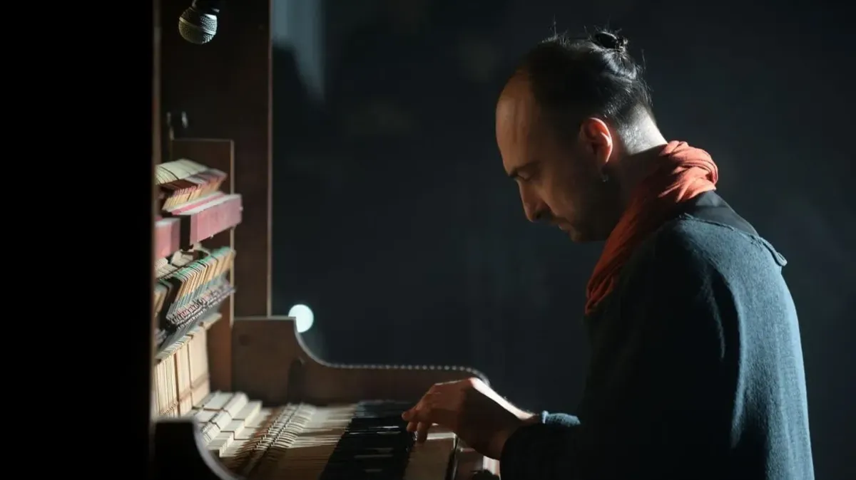 Афиша трансляции Концерт-перформанс Петра Айду "Границы времени"