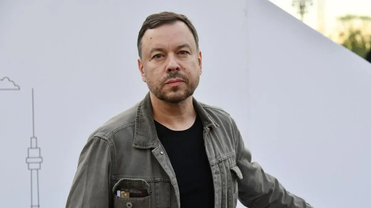 Афиша трансляции Закулисье показа дизайнера Игоря Чапурина на неделе моды