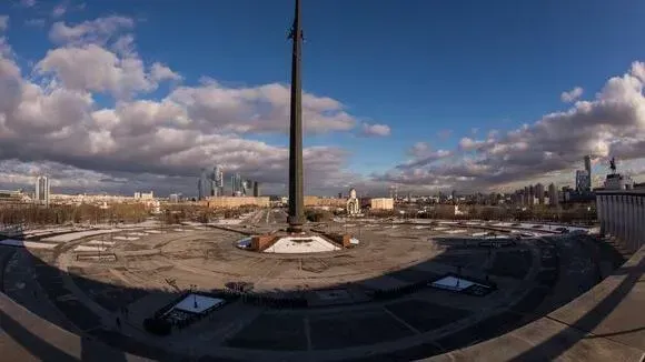 Афиша трансляции Как очищают монумент Победы на Поклонной горе после зимы