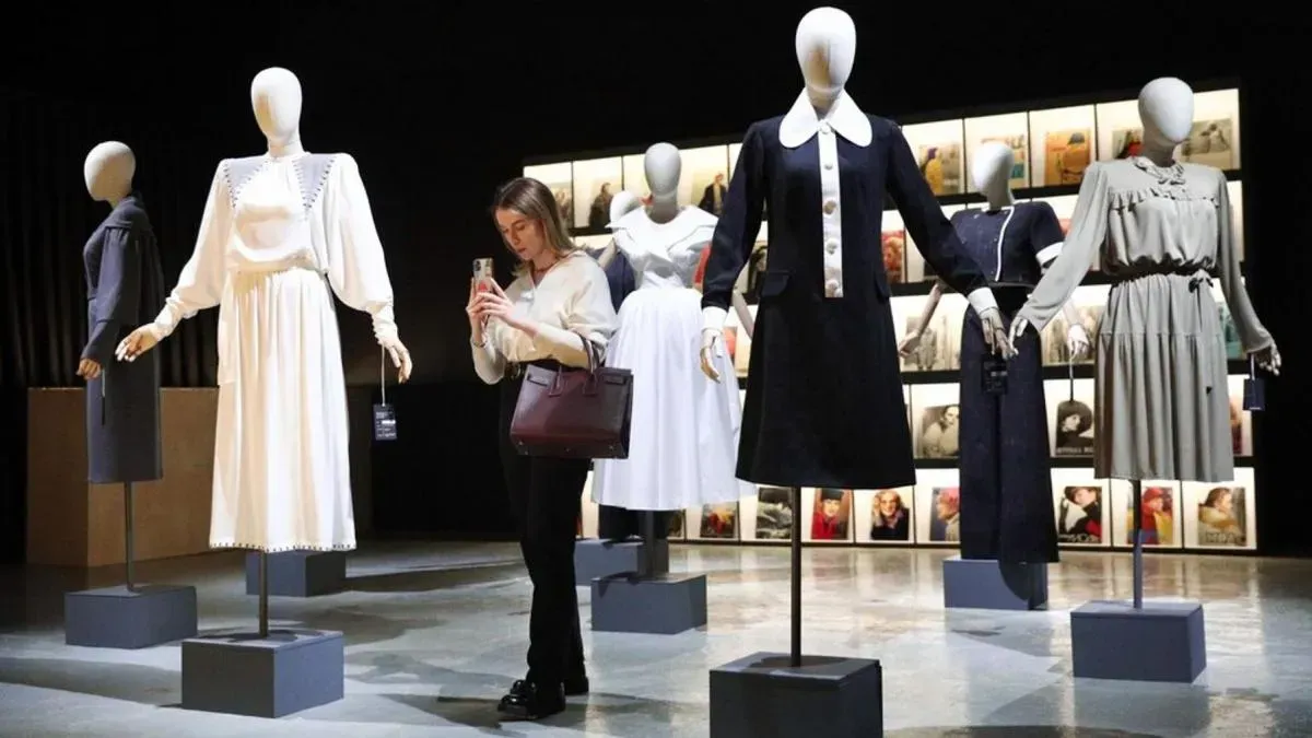 Афиша трансляции Экскурсия по выставке "Дом моделей. Индустрия образов"