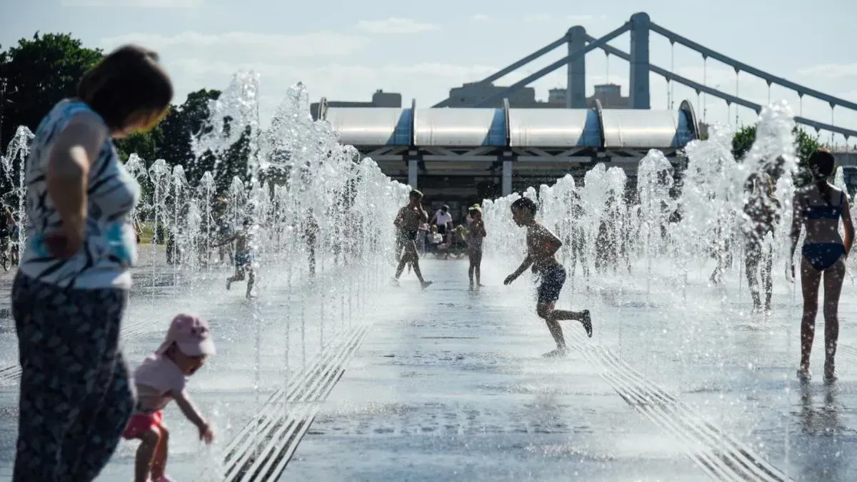 Афиша трансляции Как горожане спасаются от жары