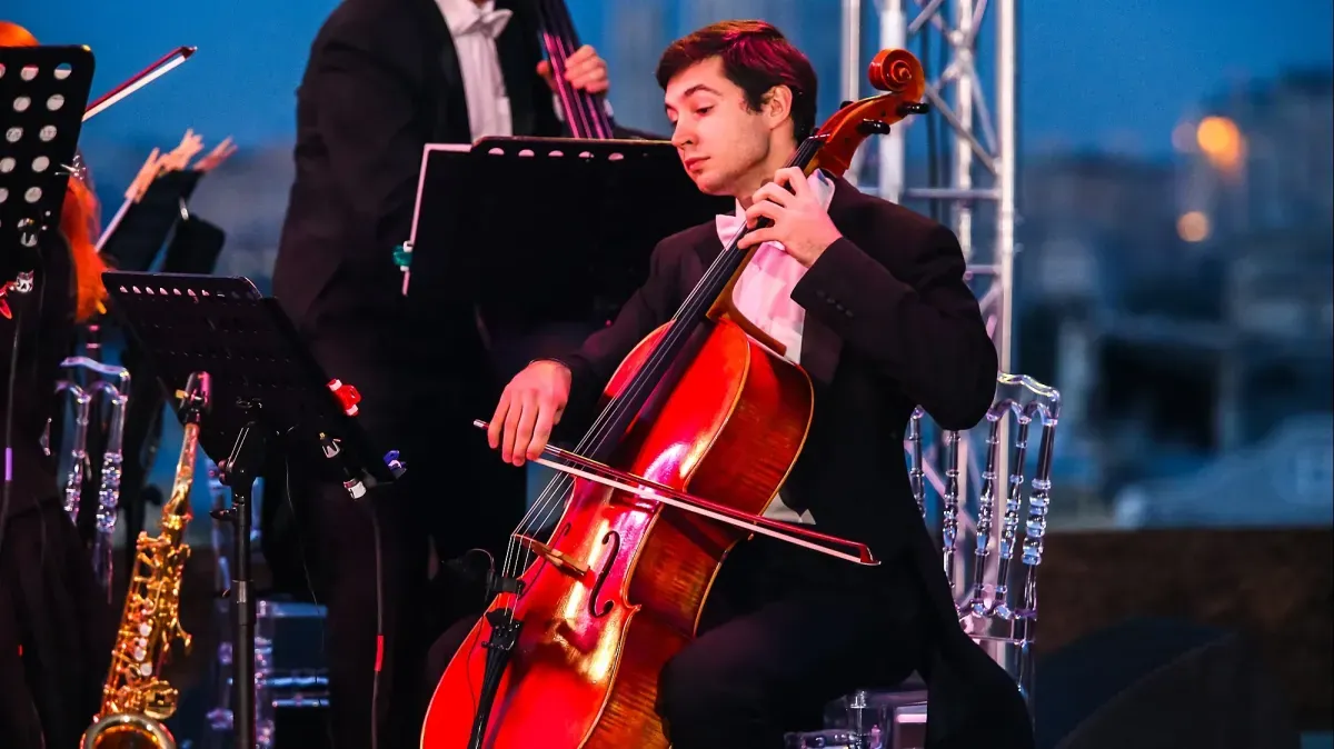 Афиша трансляции Симфонии Сергея Рахманинова "Колокола"