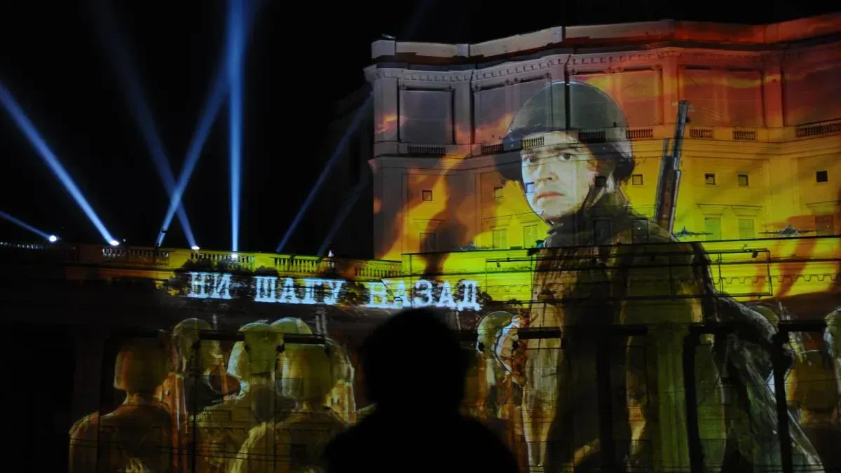 Афиша трансляции Военные фильмы на фасаде театра Российской армии