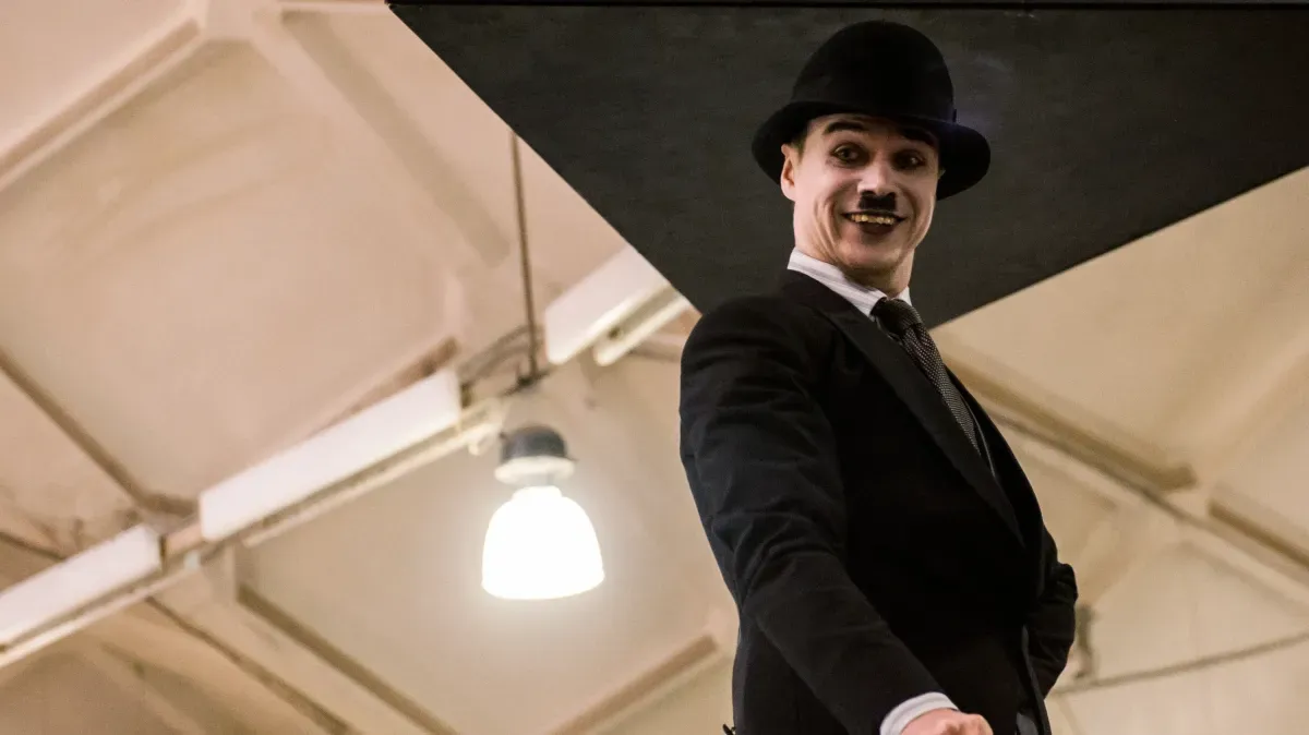 Афиша трансляции Актеры мюзикла "Чаплин" выступили на Даниловском рынке