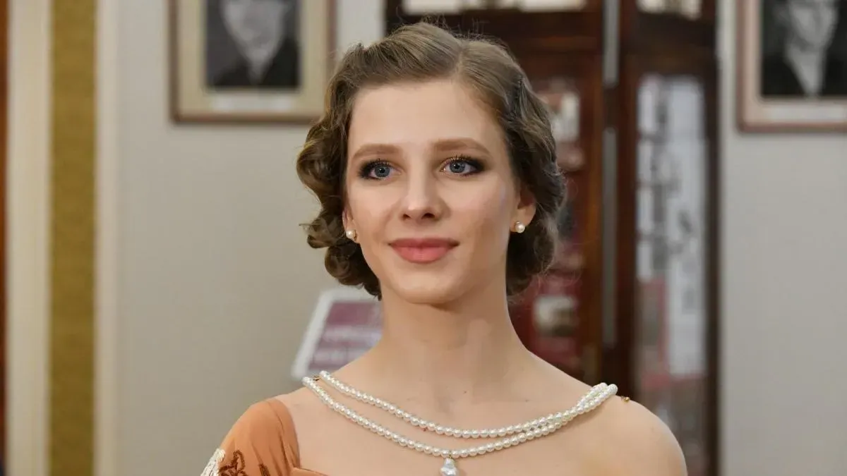 Афиша трансляции Елизавета Арзамасова читает текст "Тотального диктанта"