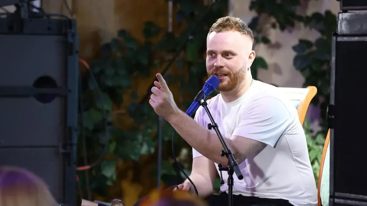 Афиша трансляции Евгений Чебатков проводит "Тотальный диктант"