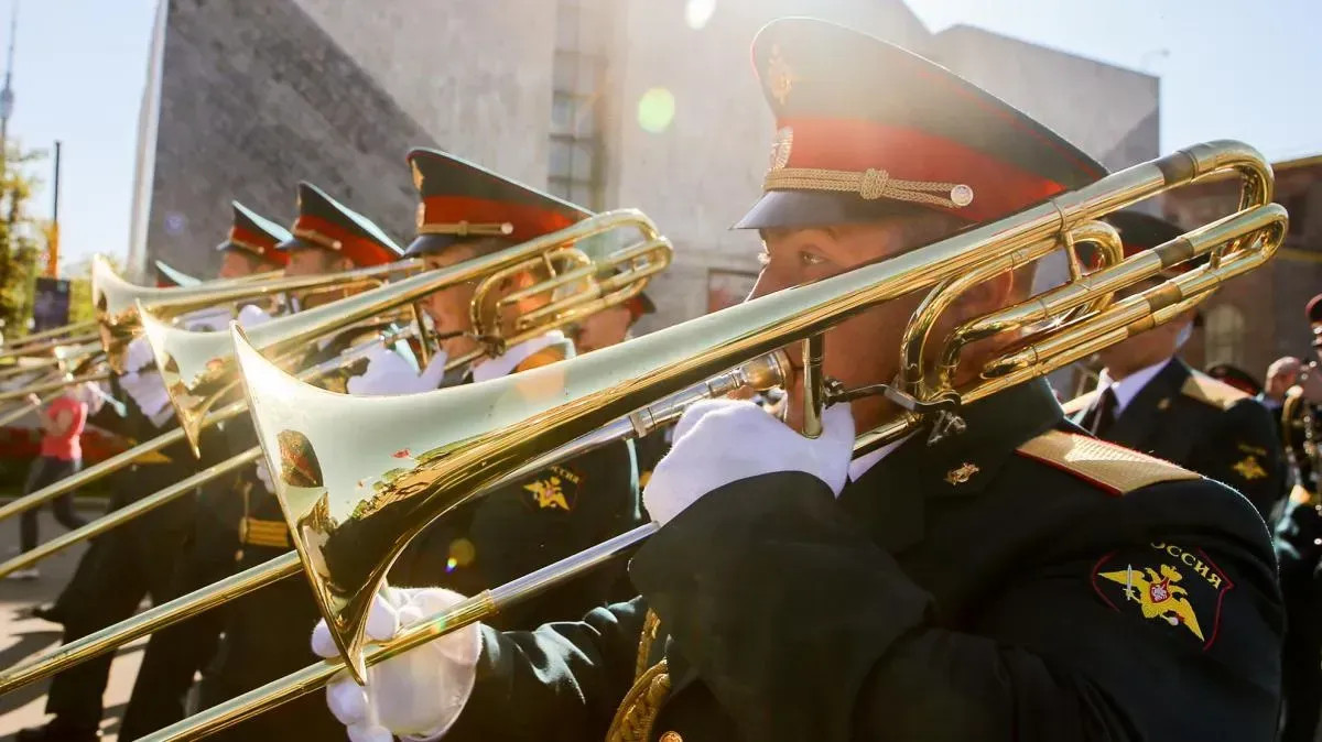 Афиша трансляции Парад оркестров у стен Кремля