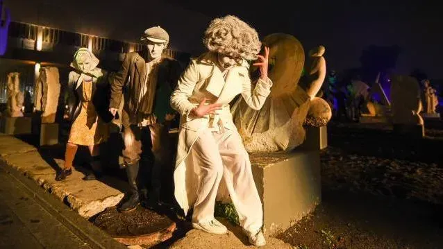 Афиша трансляции "Евгений Онегин" в исполнении Le Cirque De Сharles La Tannes