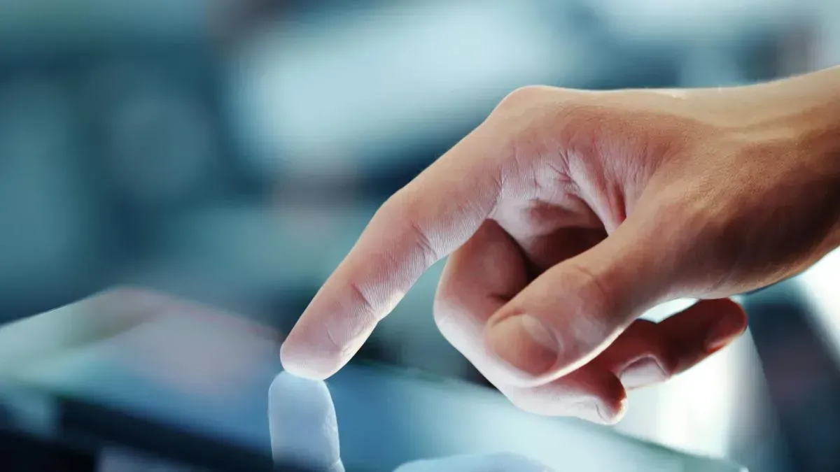 Афиша трансляции Репортаж Ивана Базанова из очереди за айфоном XS и XS Max