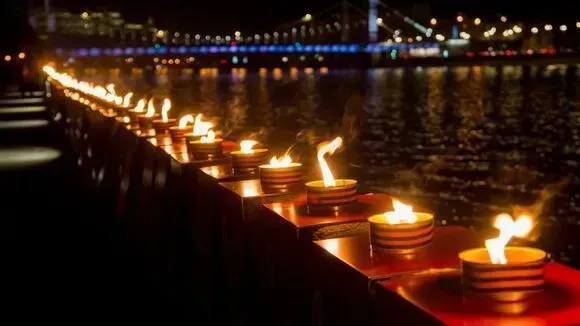 Афиша трансляции Зажжение 1418 свечей в память о Великой Отечественной войне