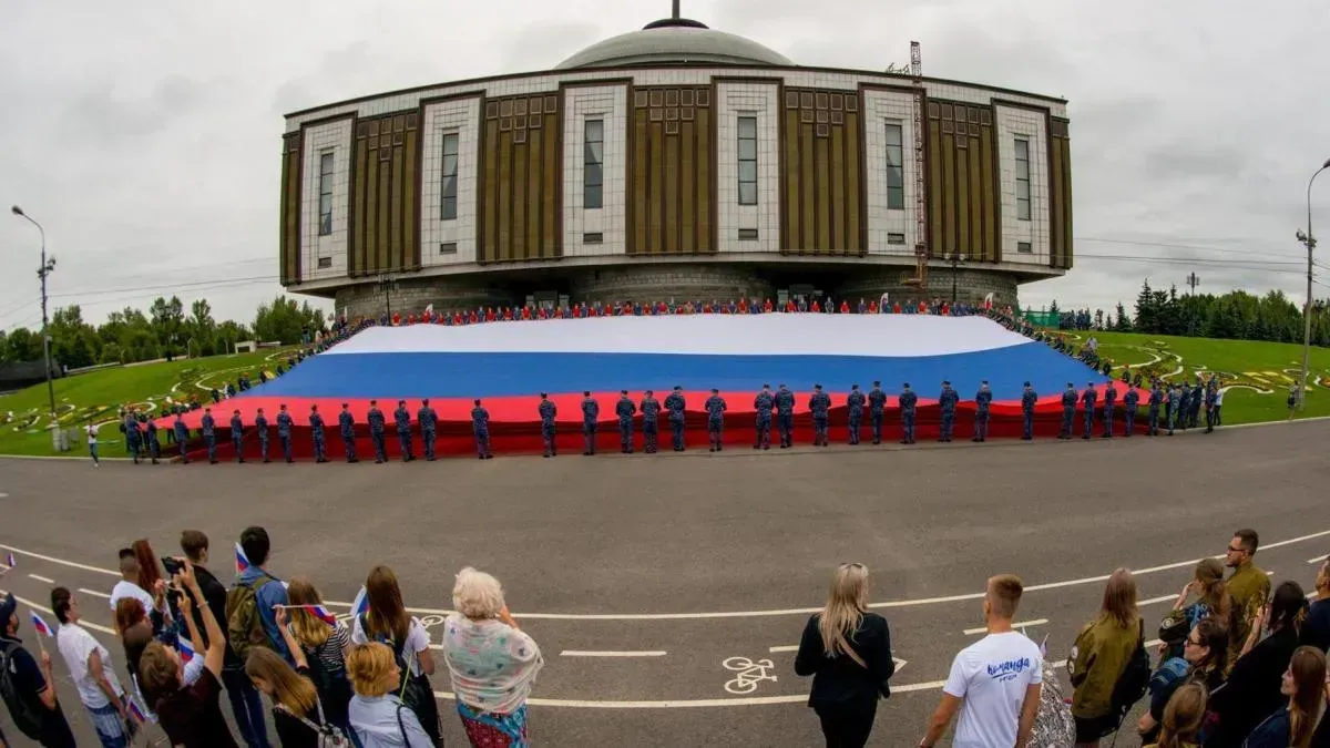 Афиша трансляции Гигантский флаг России развернули у Музея Победы