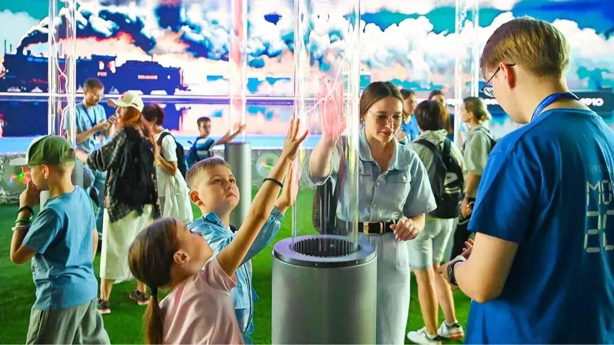 Афиша трансляции Футуристический кластер в парке 50-летия Октября