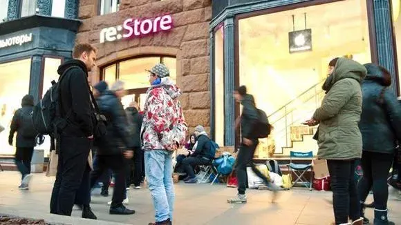 Афиша трансляции Старт продаж iPhone 11. Репортаж из очереди