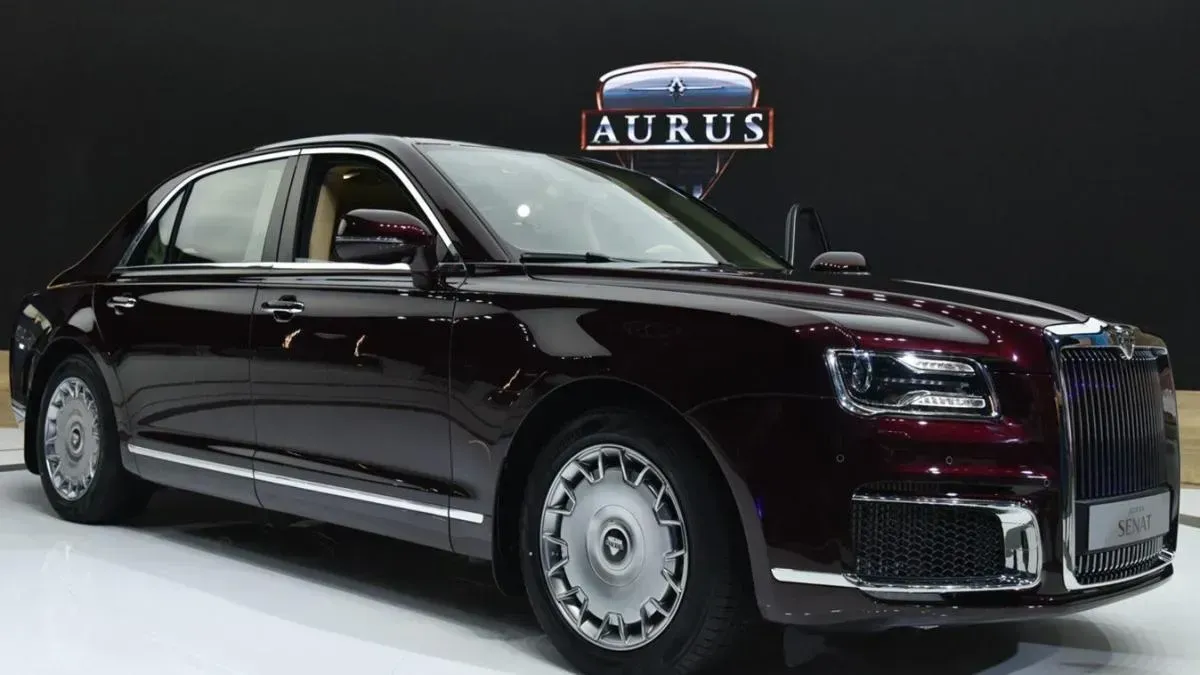 Афиша трансляции Москва онлайн заглянула в президентский лимузин Aurus