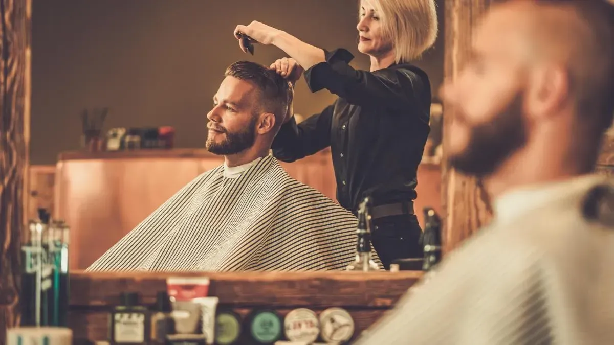 Афиша трансляции Стилисты делают модные мужские укладки в метро