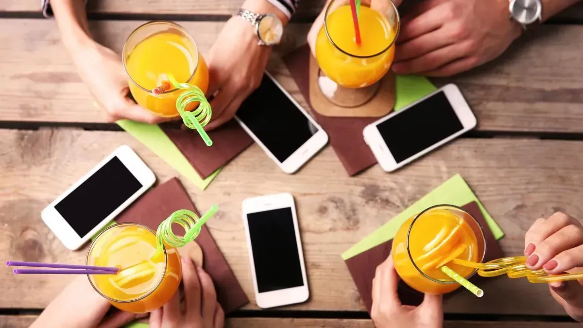 Афиша трансляции Что заставляет людей объединяться в сообщества