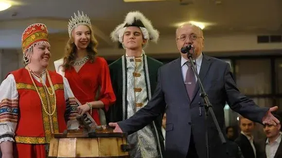 Афиша трансляции Виктор Садовничий угостил студентов МГУ медовухой