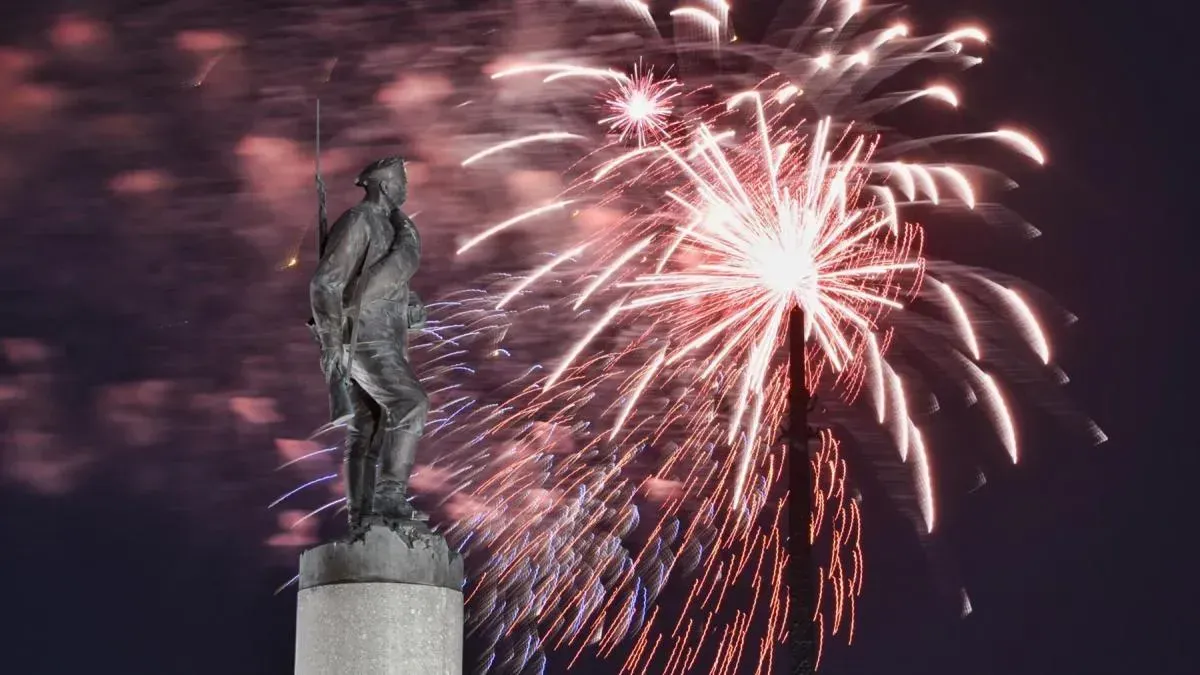 Афиша трансляции Салют в честь Дня защитника Отечества