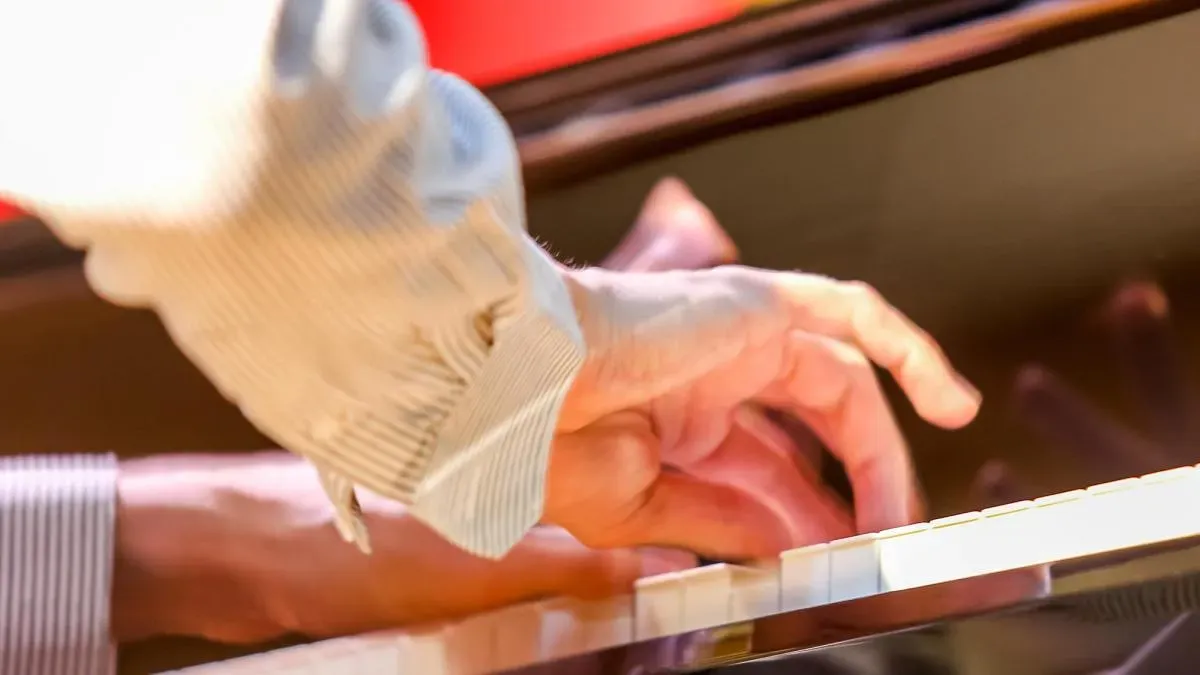 Афиша трансляции Выступление неоклассика Ильи Бешевли в "Музеоне"