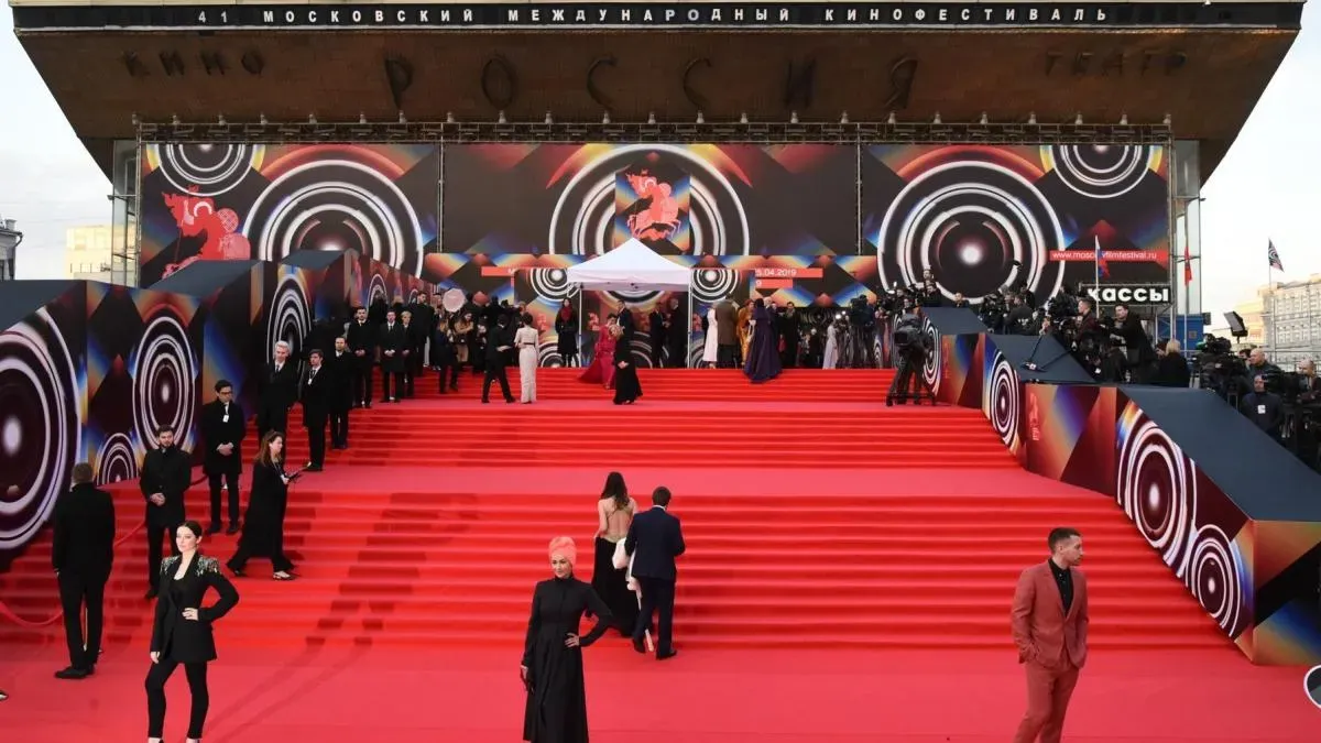 Афиша трансляции Красная ковровая дорожка 44-го ММКФ